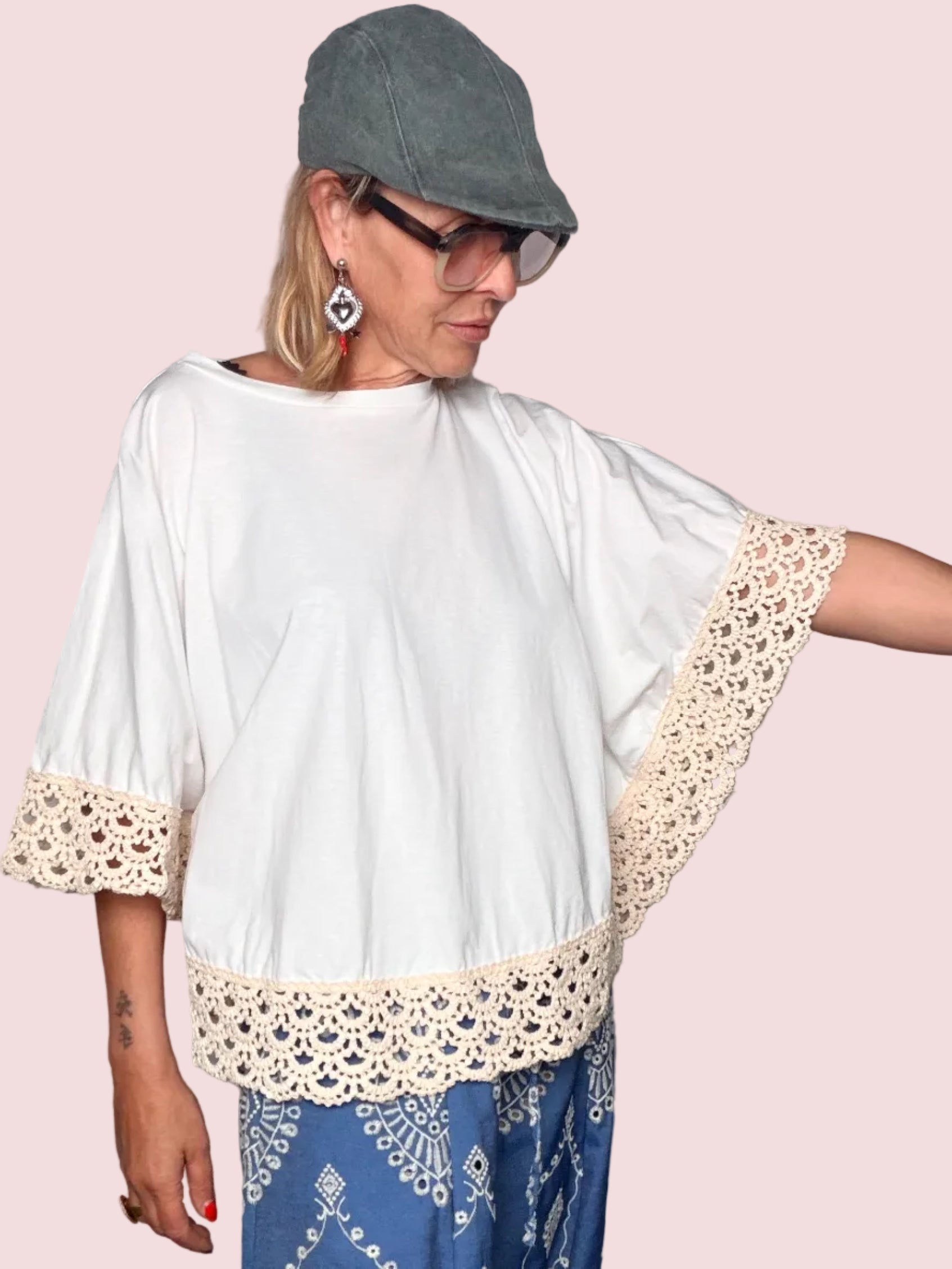 T-Shirt Poncho Oversize Bianca con Balza in Pizzo Crochet Panna