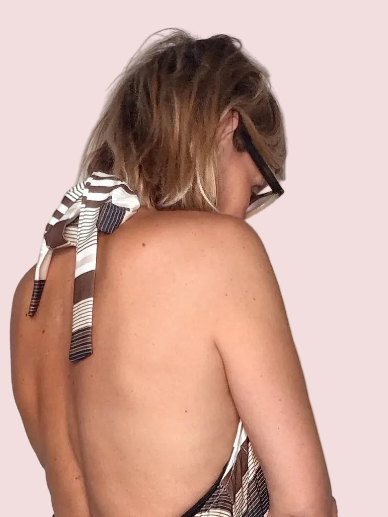 Abito Maxi Halter-Neck Plissettato a Righe con Schiena Scoperta