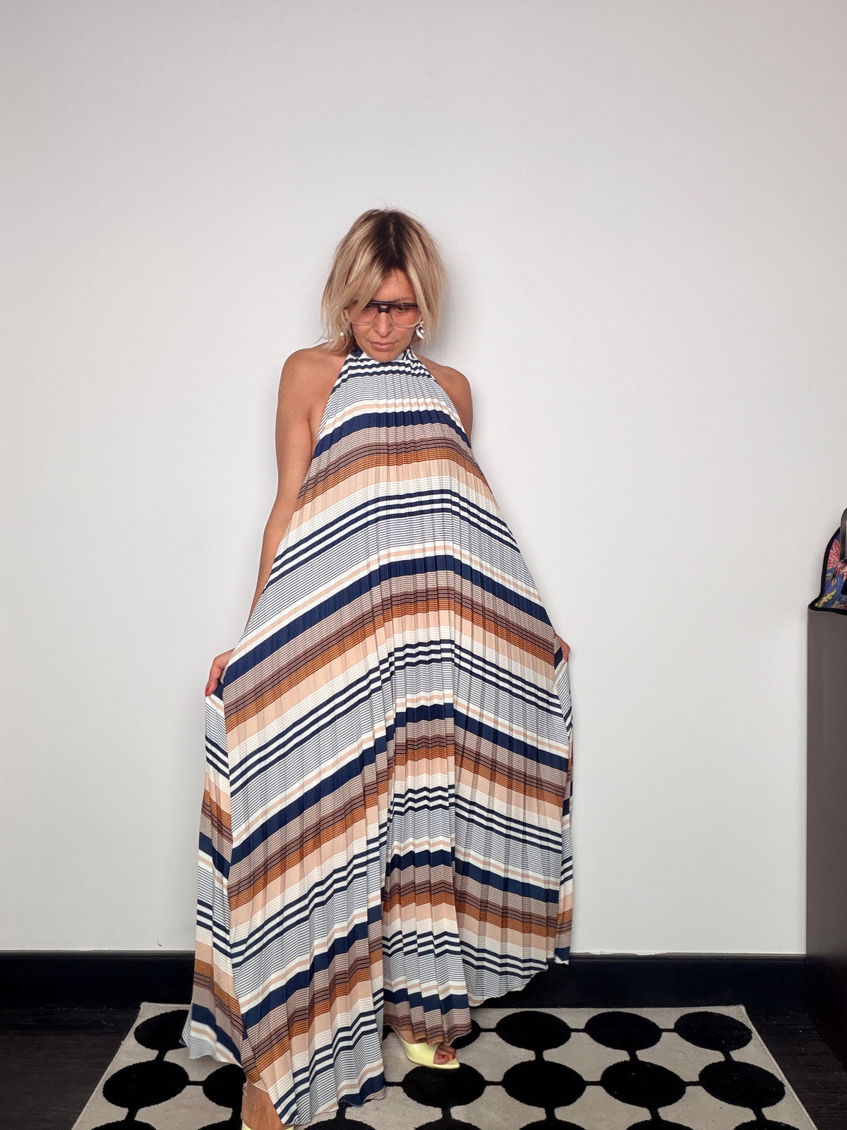 Abito Maxi Halter-Neck Plissettato a Righe con Schiena Scoperta