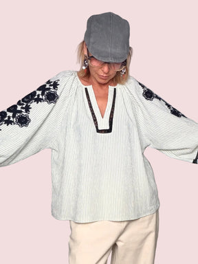 Blusa Oversize a Righe con Ricamo Floreale Navy e Pizzo Nero