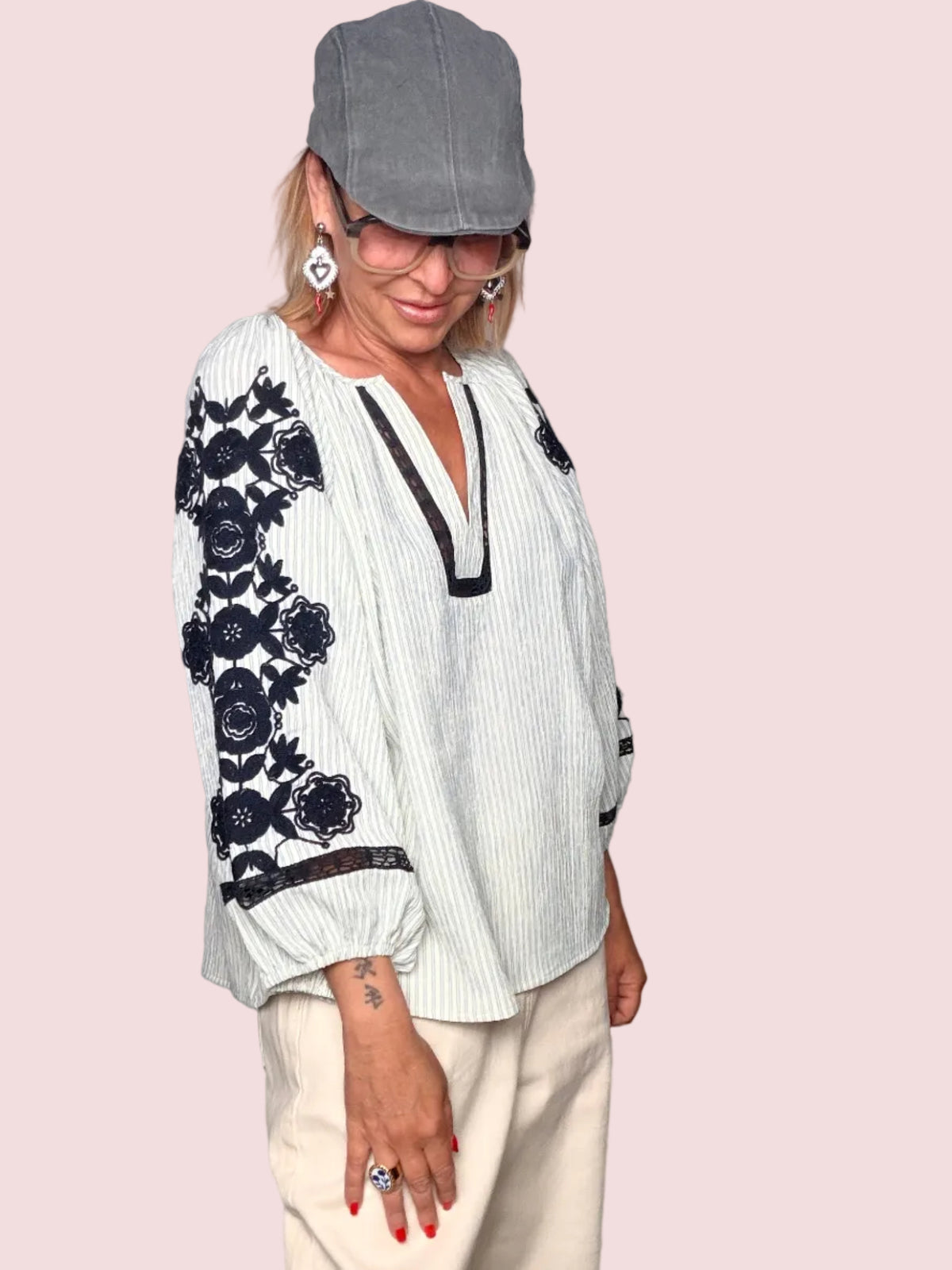 Blusa Oversize a Righe con Ricamo Floreale Navy e Pizzo Nero