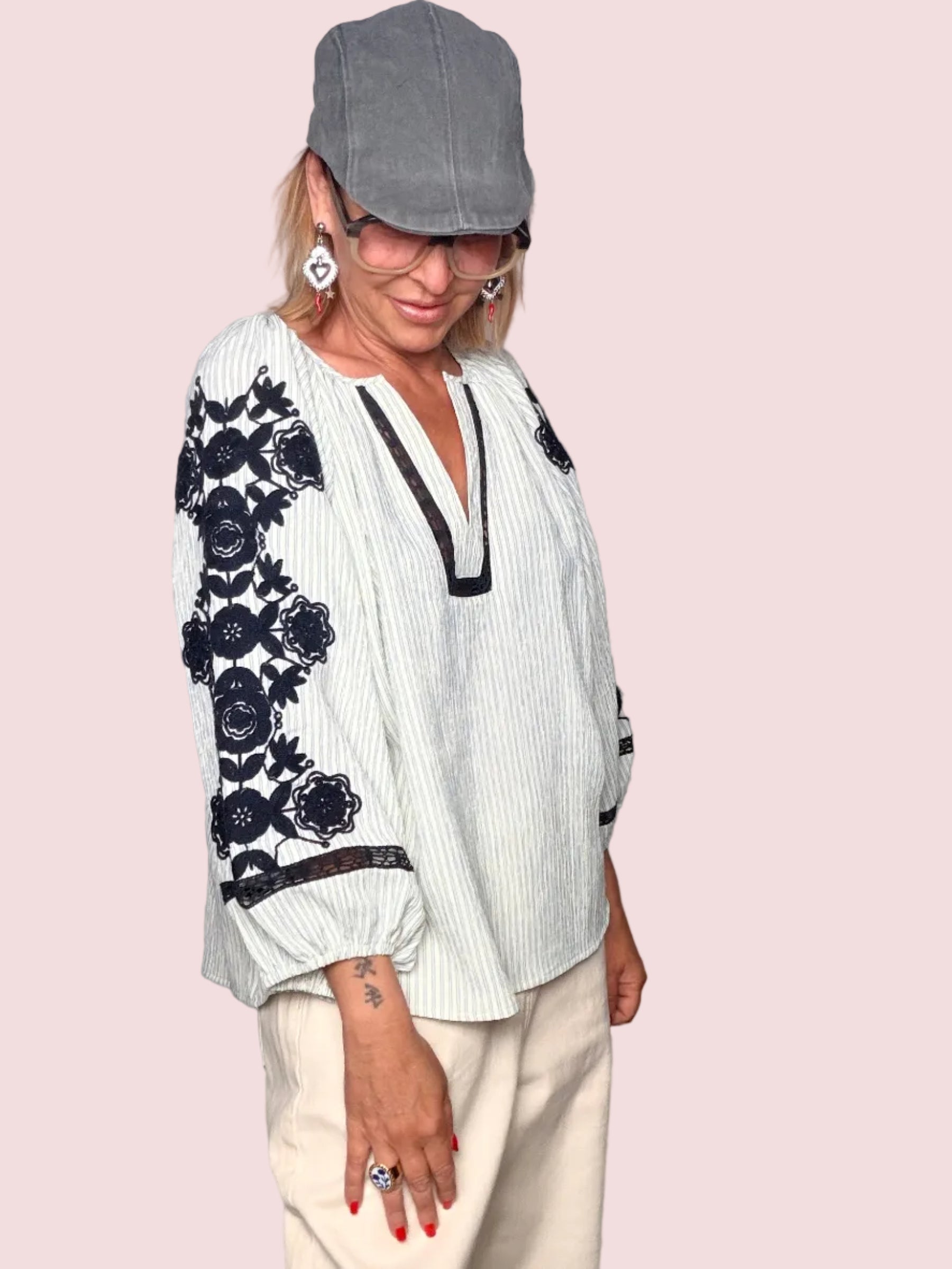 Blusa Oversize a Righe con Ricamo Floreale Navy e Pizzo Nero
