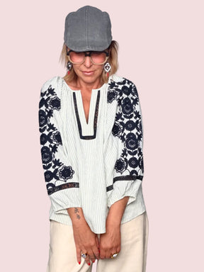 Blusa Oversize a Righe con Ricamo Floreale Navy e Pizzo Nero