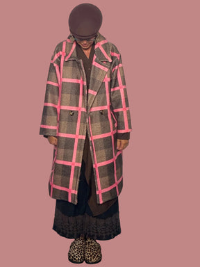 Cappotto lungo check con dettagli rosa