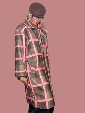 Cappotto lungo check con dettagli rosa