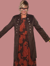 Giacca lunga effetto suede con bottoni gioiello