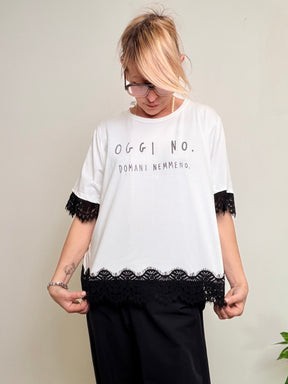T-shirt over con scritta e pizzo