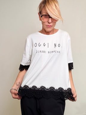 T-shirt over con scritta e pizzo