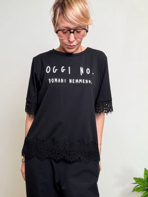 T-shirt over con scritta e pizzo
