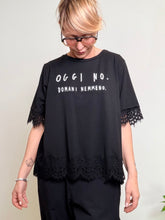 T-shirt over con scritta e pizzo