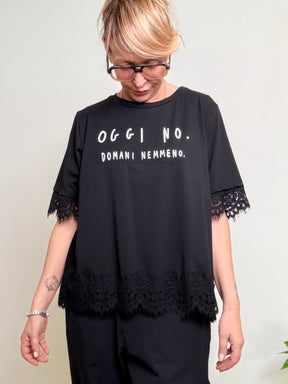 T-shirt over con scritta e pizzo