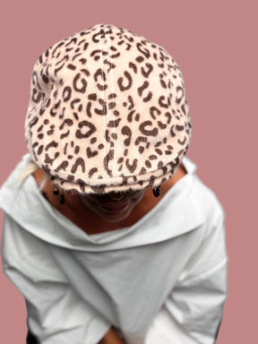 Cappello modello coppola con fantasia maculata beige e marrone