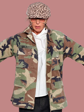 Giacca militare camouflage con maxi stampa floreale sul retro