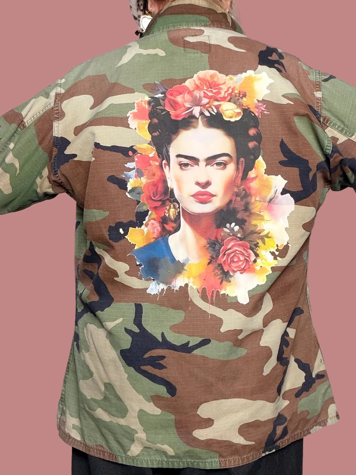 Giacca militare camouflage con maxi stampa floreale sul retro