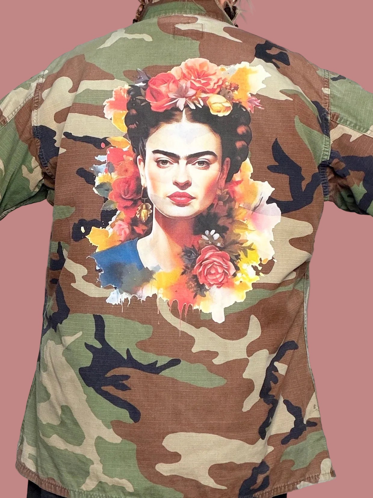 Giacca militare camouflage con maxi stampa floreale sul retro