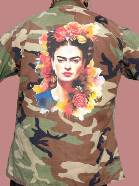Giacca militare camouflage con maxi stampa floreale sul retro