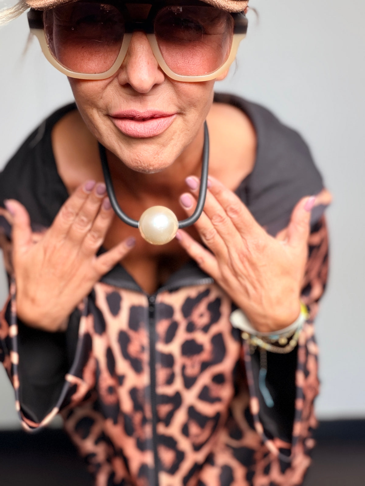 Collana nera con sfera effetto perla
