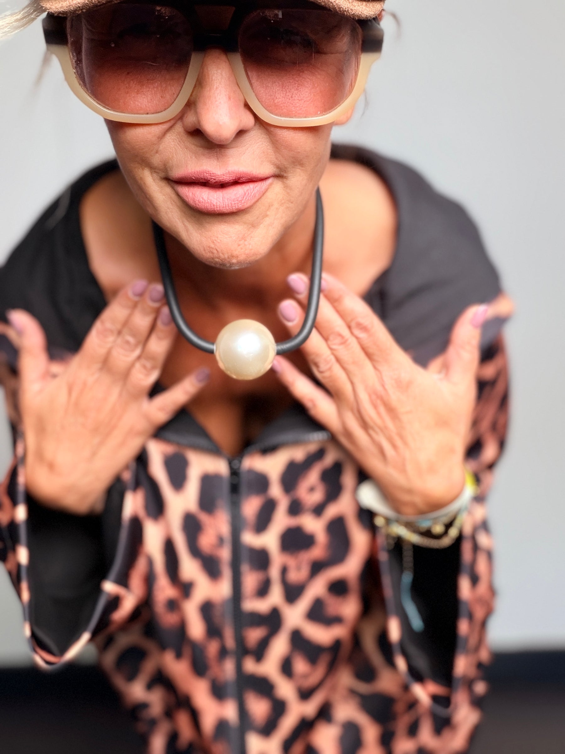 Collana nera con sfera effetto perla
