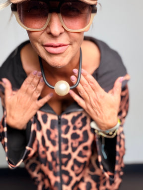 Collana nera con sfera effetto perla