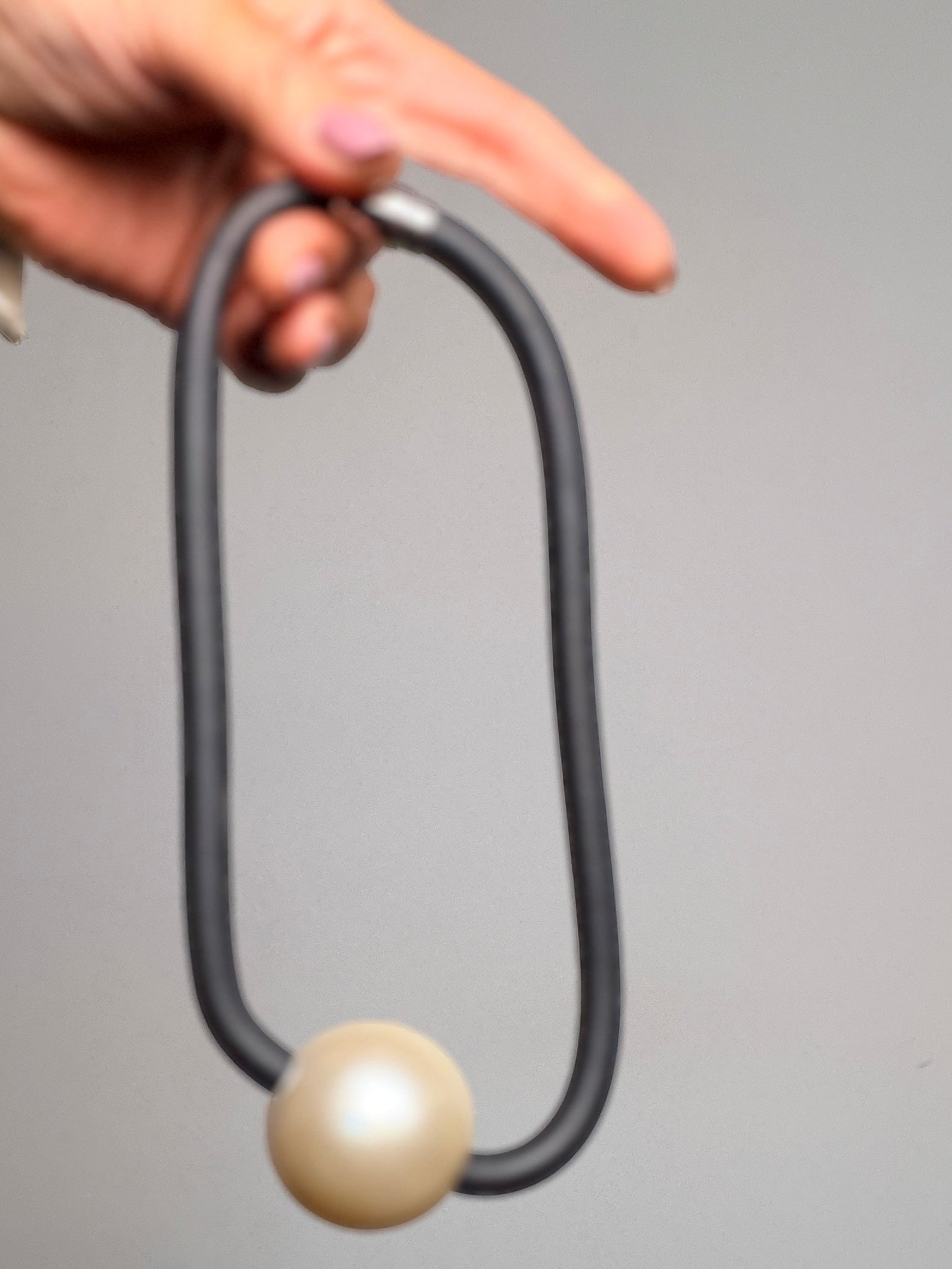 Collana nera con sfera effetto perla