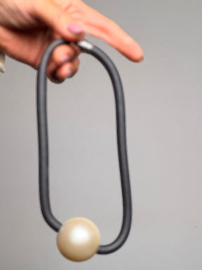 Collana nera con sfera effetto perla
