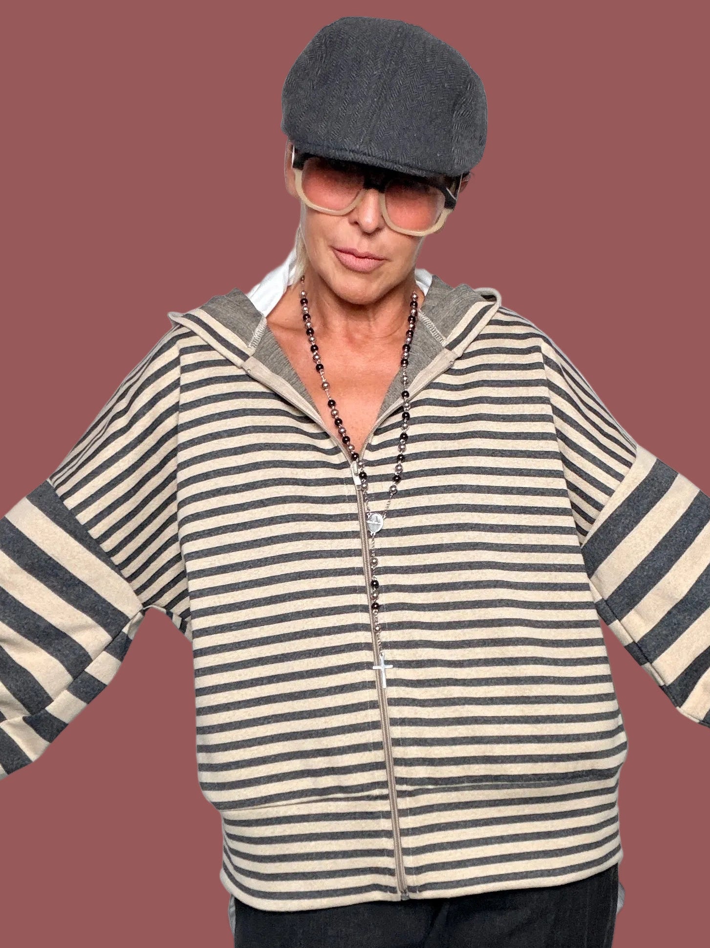 Felpa con cappuccio a righe beige e grigio