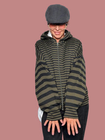 Felpa con cappuccio a righe beige e grigio