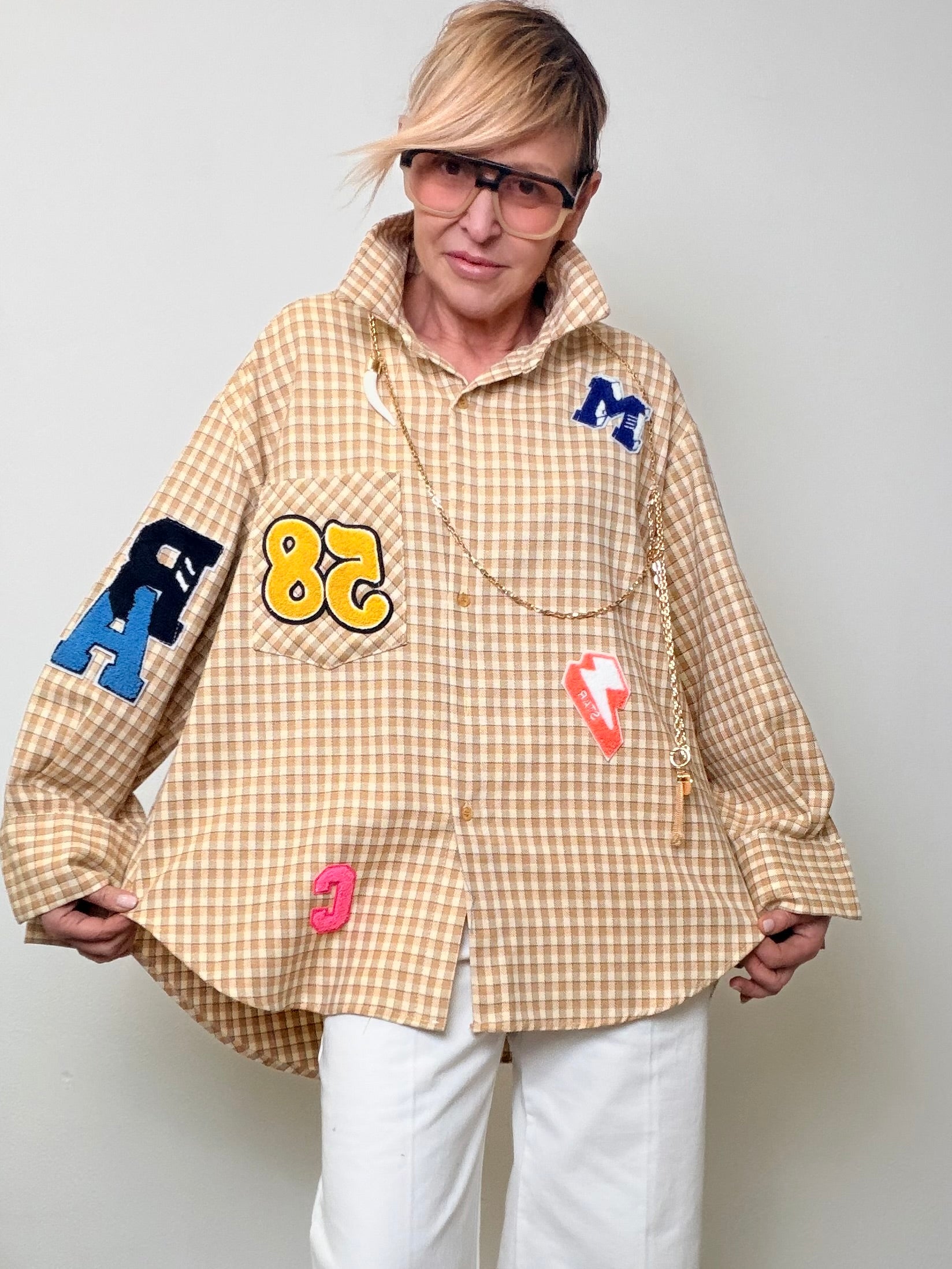 Camicia over a quadretti con patch decorative