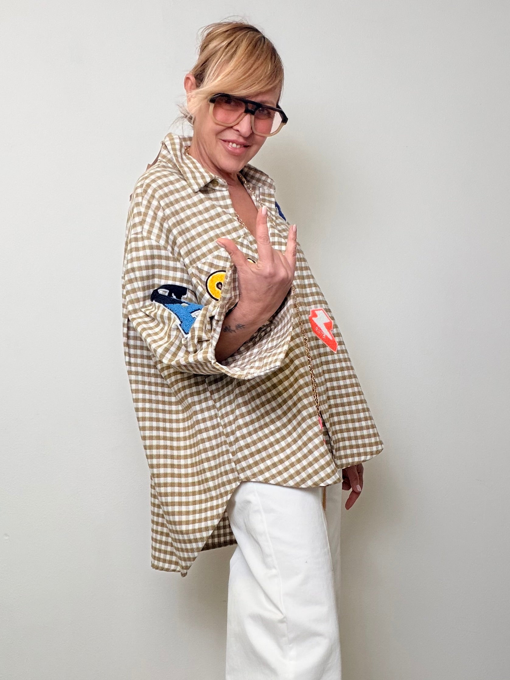 Camicia over a quadretti con patch decorative