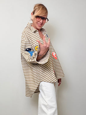 Camicia over a quadretti con patch decorative