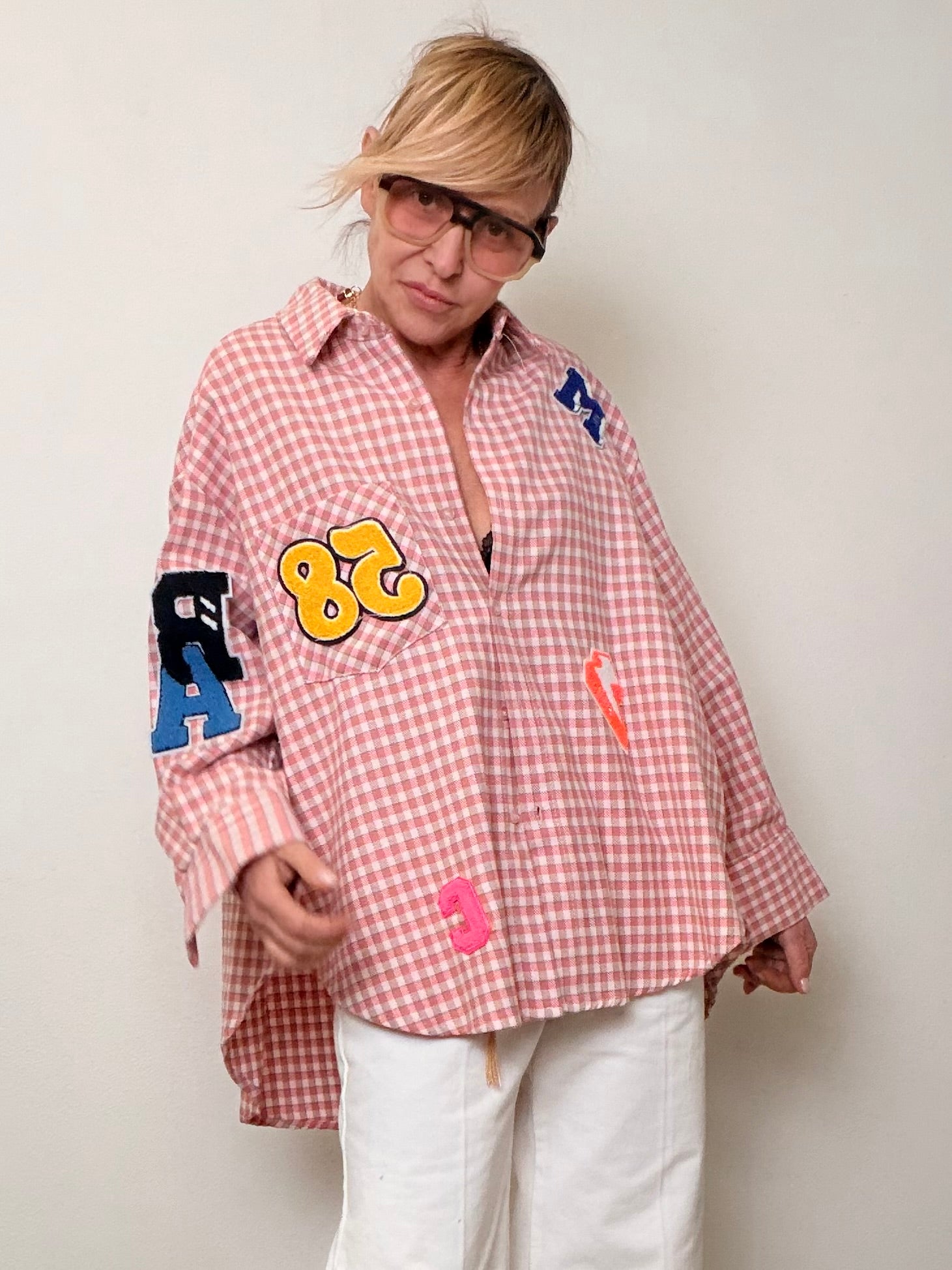 Camicia over a quadretti con patch decorative