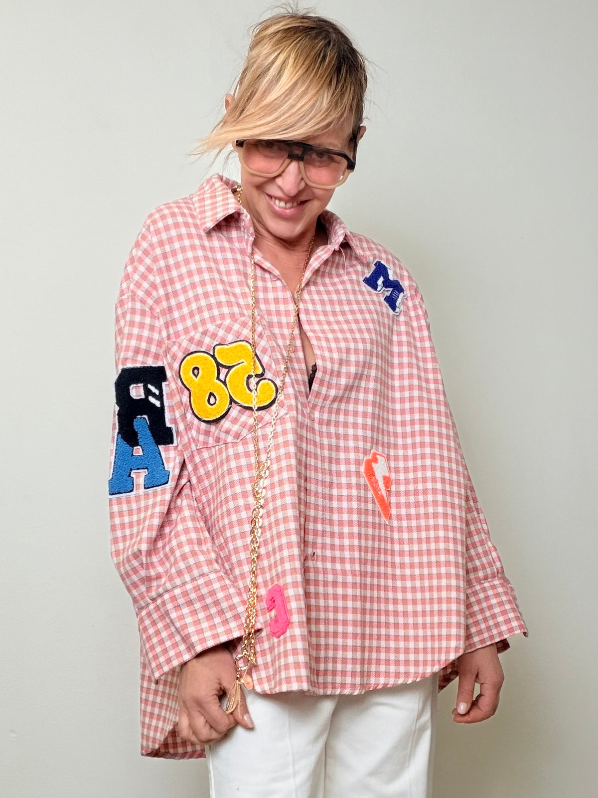 Camicia over a quadretti con patch decorative