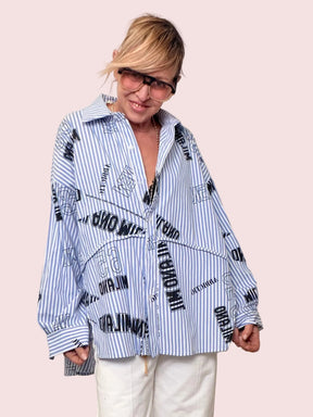 Camicia over a righe con scritte grafiche