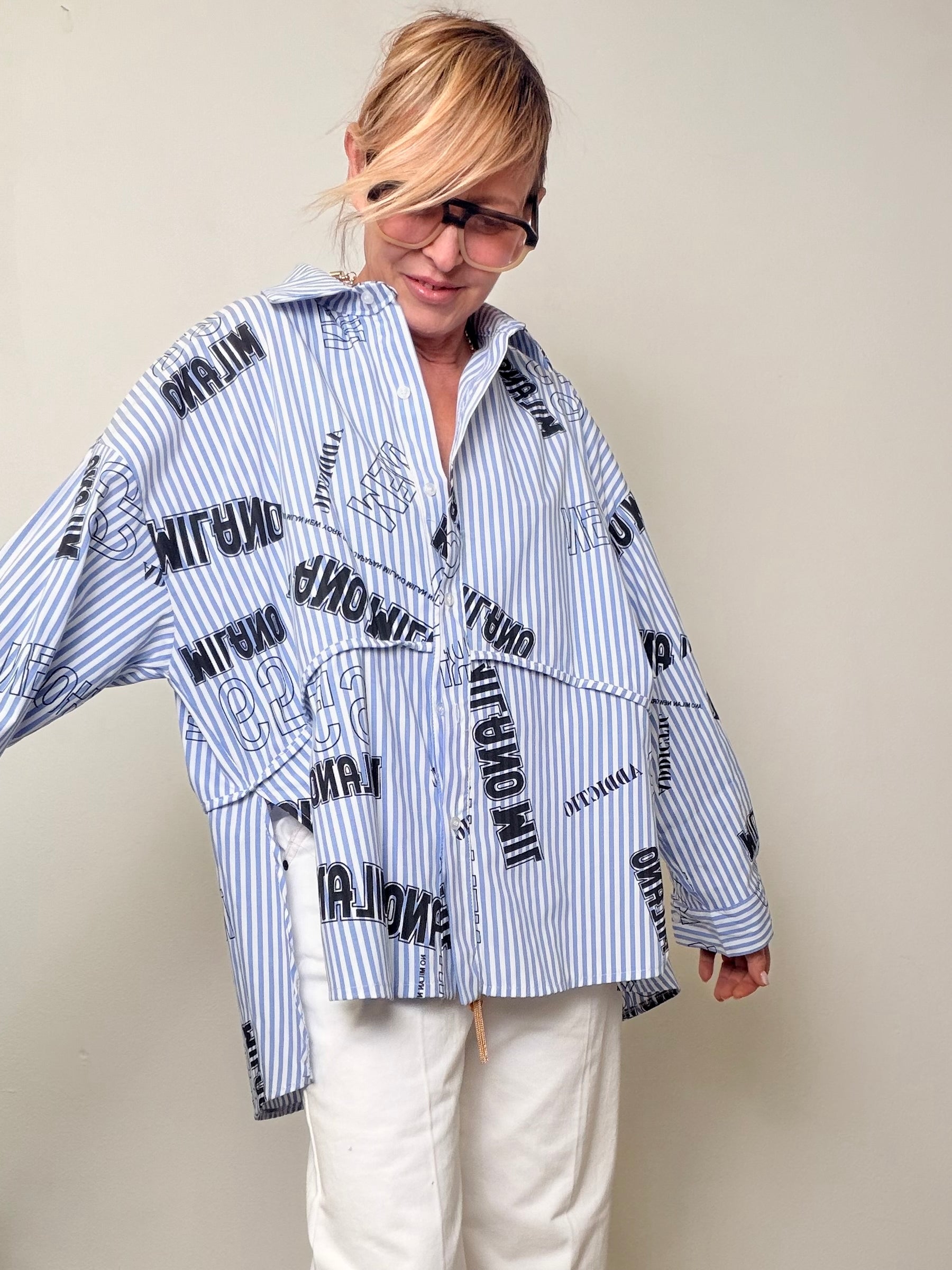 Camicia over a righe con scritte grafiche