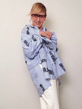 Camicia over a righe con scritte grafiche