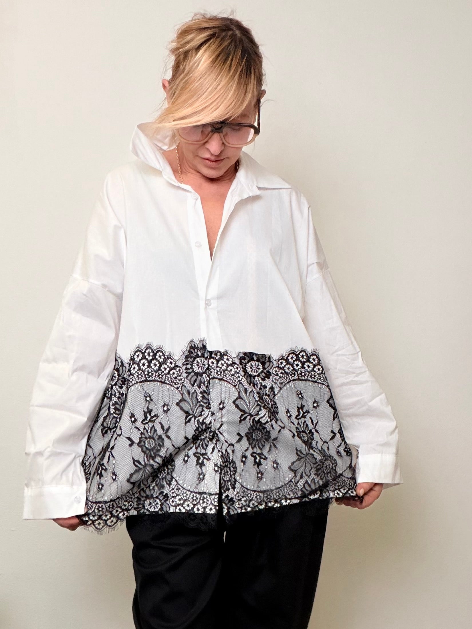 Camicia Over con Inserto in Pizzo – Eleganza che non chiede permesso