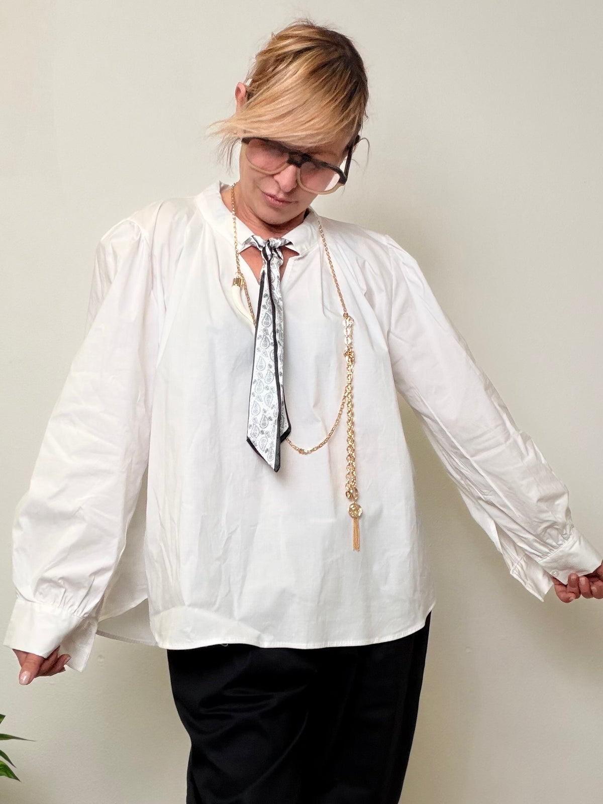 Camicia Over con Cravattino – Classica davanti, ribelle dentro