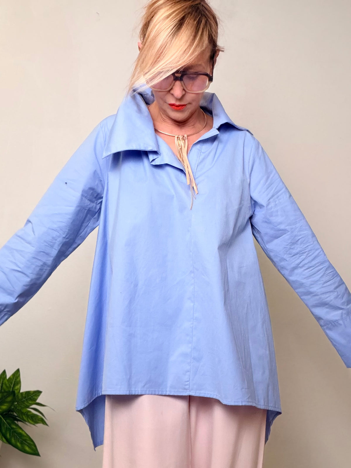 Camicia Over con Colletto Asimmetrico – Un lato avanti, l’altro sorprende