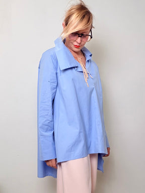 Camicia Over con Colletto Asimmetrico – Un lato avanti, l’altro sorprende