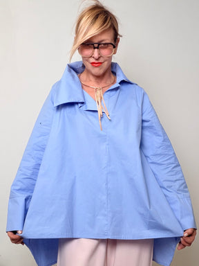 Camicia Over con Colletto Asimmetrico – Un lato avanti, l’altro sorprende