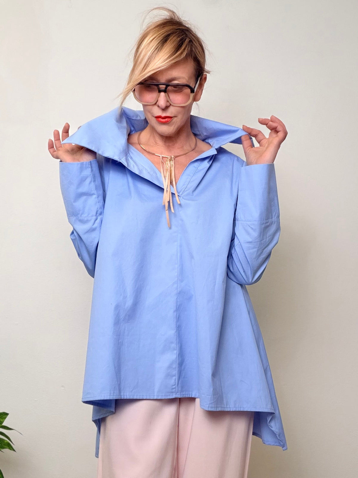 Camicia Over con Colletto Asimmetrico – Un lato avanti, l’altro sorprende