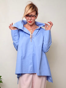 Camicia Over con Colletto Asimmetrico – Un lato avanti, l’altro sorprende