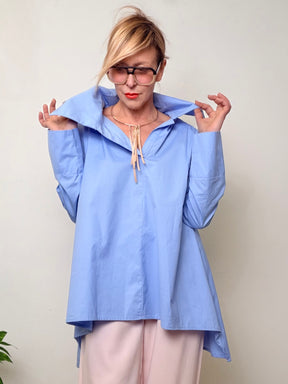 Camicia Over con Colletto Asimmetrico – Un lato avanti, l’altro sorprende