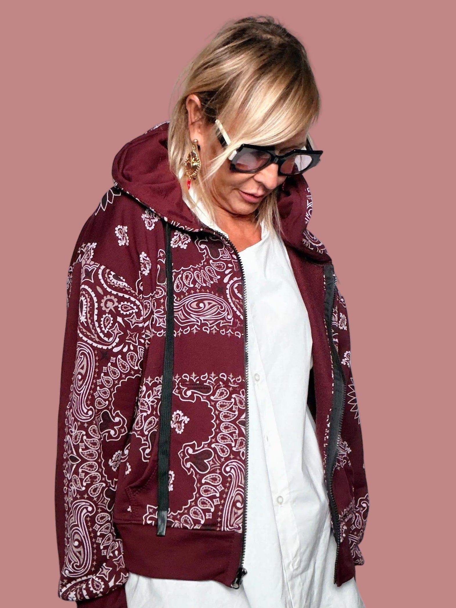 Felpa con cappuccio e zip in fantasia bandana bordeaux