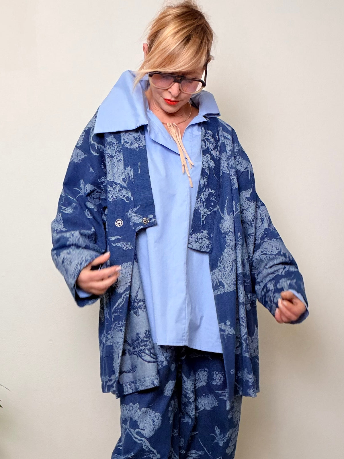 Giacca jeans over stampata – carattere libero