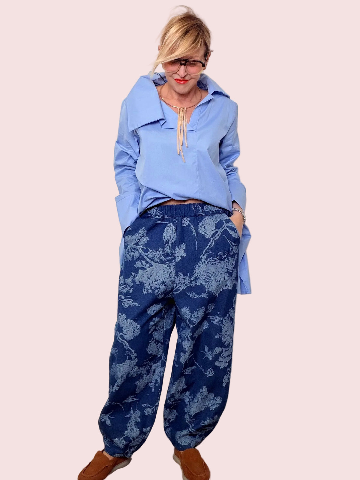 Jeans over con stampe – personalità a tutto denim