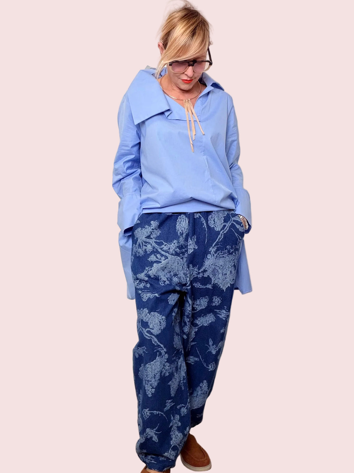 Jeans over con stampe – personalità a tutto denim