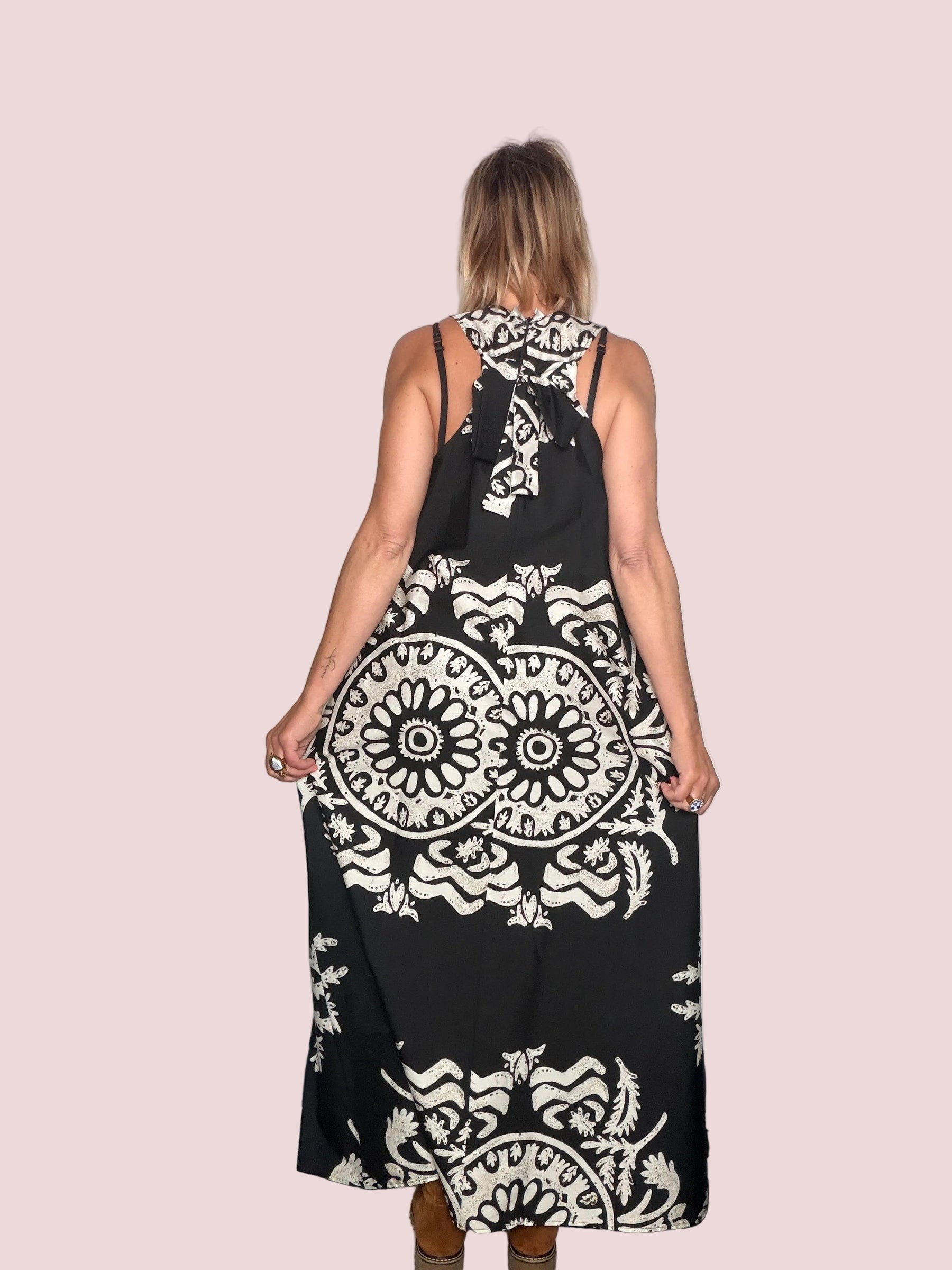 Abito Maxi con Stampa Mandala e Schiena Aperta
