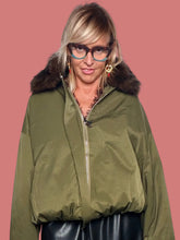 Bomber verde oliva con bordo effetto pelliccia Deja Vu