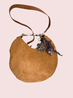 BORSA A SPALLA CON CHARMS